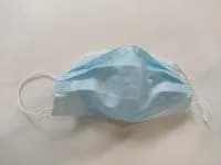 Одноразовая защитная трёхслойная маска